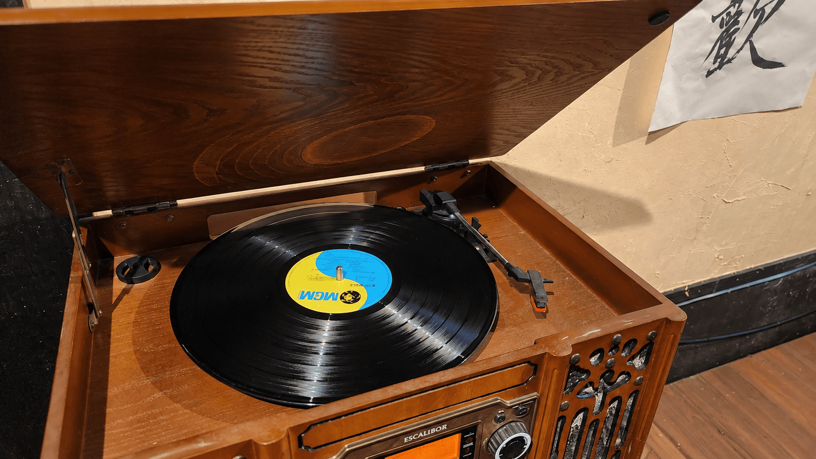 木製のレコードプレーヤーで回る古いレコード