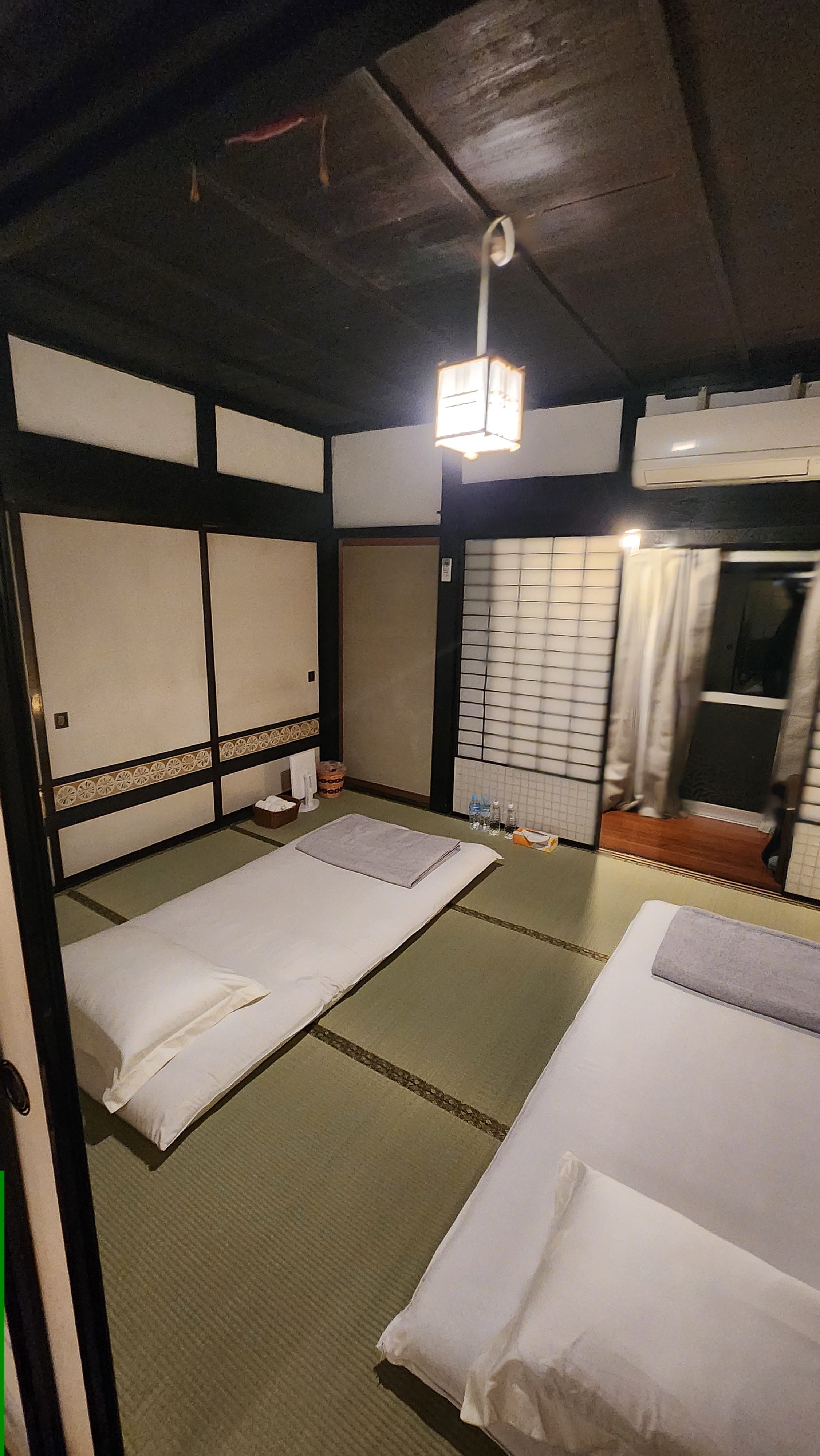 畳の上に寝具を整えた風山舎の和室